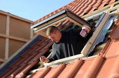 Pose de fenêtre de toit et velux par un couvreur à Saint-Vivien-de-Médoc